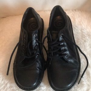 Red Wing ladies leather shoes in very good condition.